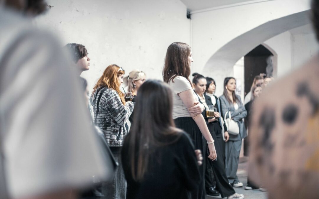 Vernisáž výstavy „ne.vědomí“ představila úžasná díla maturantů ART ECON